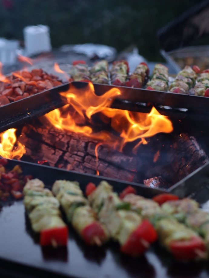 Brochettes grillées au feu de bois